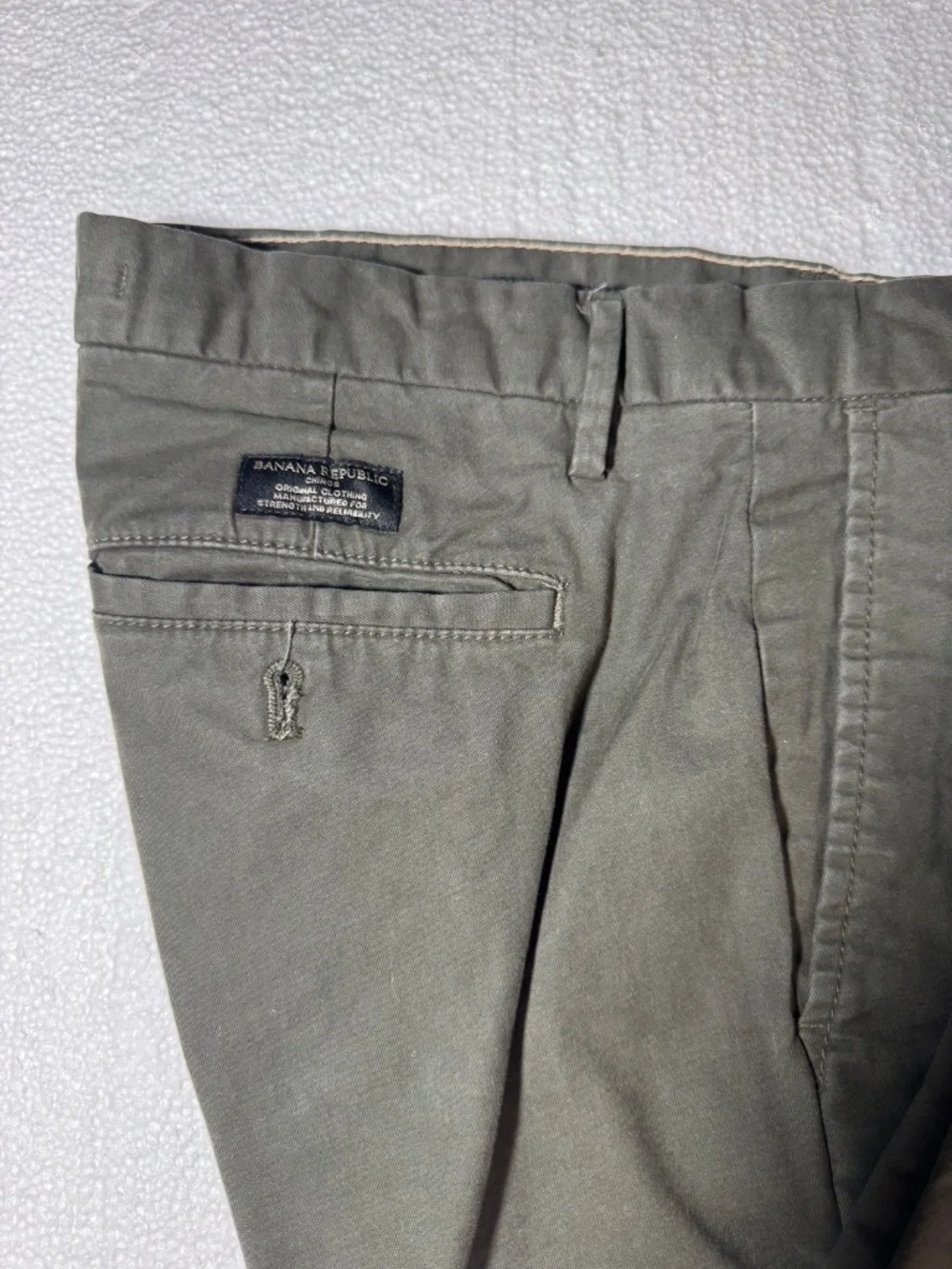 Banana Republic lived-in Men’s Olive Chinos - Classic Straight Fit